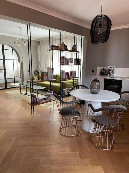 Stunning 1Bd Flat With 50M2 Terrace In The City Center Bukarest Eksteriør billede